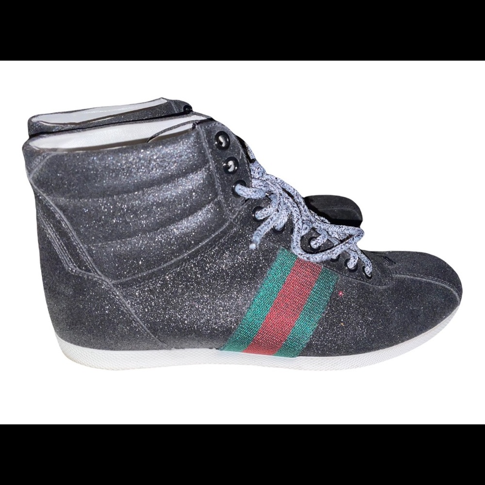 Nearly brand new Gucci shoes comes with box